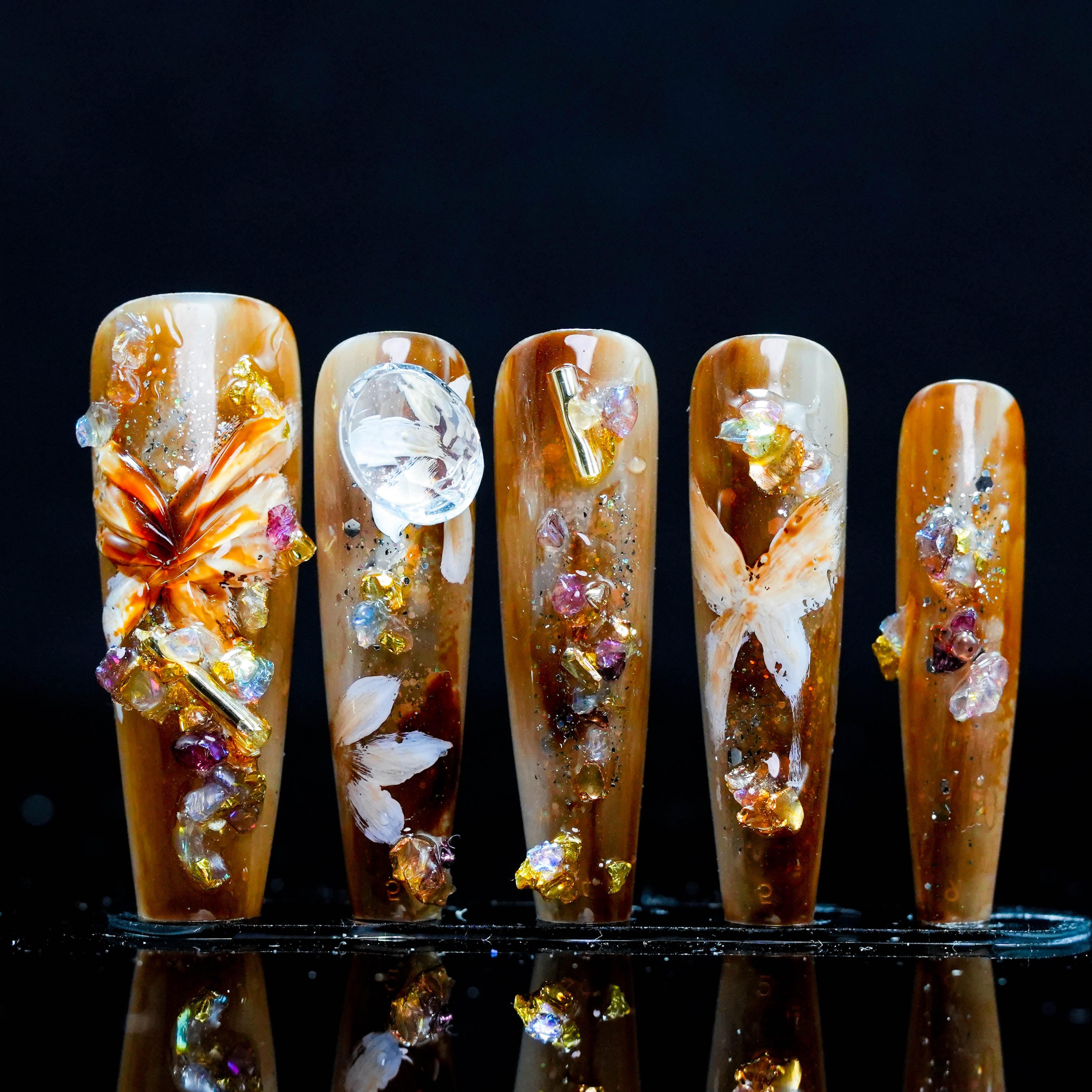 Amber - Crystal Luxury Press - On Nails: Discover Trendy Luxurious Fake Nails with Sparkling Crystal Design