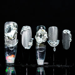 Silver Gem - Liquid Crystal Magic Press - On Nails: Discover High - End Luxury and Trendy Magical Fake Nails with Sparkling Liquid - Crystal Design